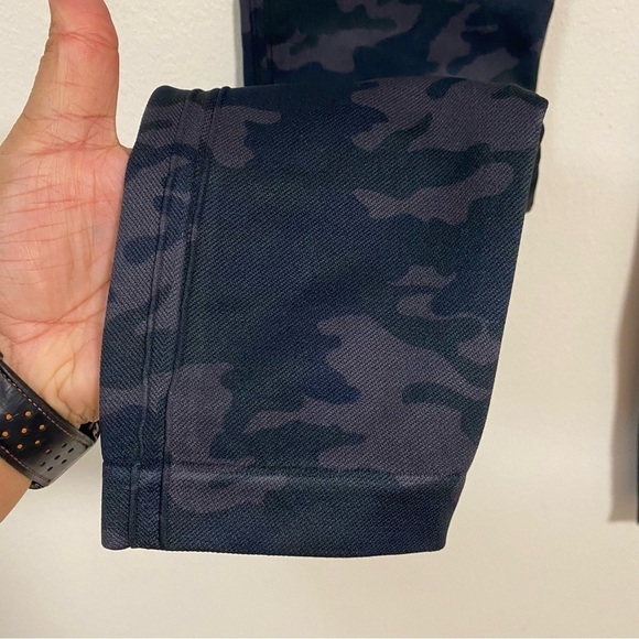 Spanx Leggings Women’s Size 1X Black Camo Look at Me Now Seamless Crop Leggings - Picture 4 of 14